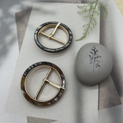 Пряжка металлическая круглая с пластиковыми вставками, 3.5 см