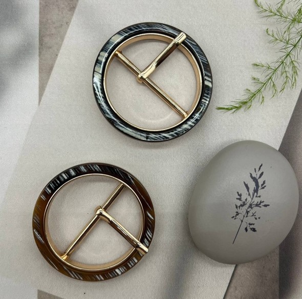 Пряжка металлическая круглая с пластиковыми вставками, 3.5 см