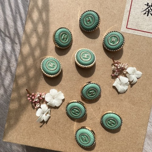 Пуговицы металлические золотистые со светлой изумрудной эмалью, 18 мм