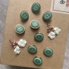 Пуговицы металлические золотистые со светлой изумрудной эмалью, 18 мм