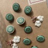 Пуговицы металлические золотистые со светлой изумрудной эмалью, 18 мм