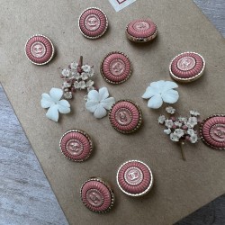 Пуговицы металлические золотистые со светлой персиковой эмалью, 18 мм