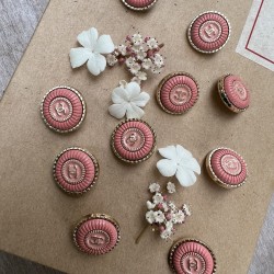 Пуговицы металлические золотистые со светлой персиковой эмалью, 18 мм