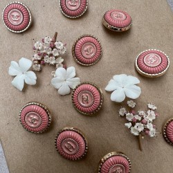 Пуговицы металлические золотистые со светлой персиковой эмалью, 18 мм