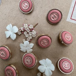 Пуговицы металлические золотистые со светлой персиковой эмалью, 18 мм