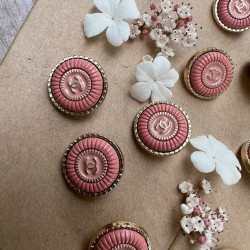 Пуговицы металлические золотистые со светлой персиковой эмалью, 18 мм