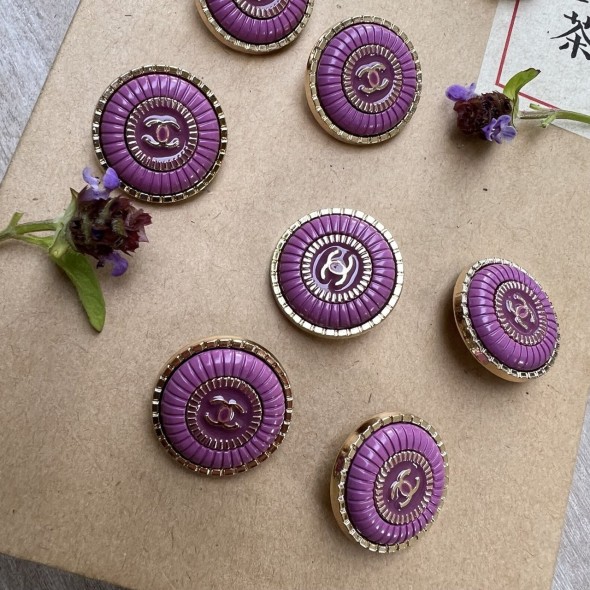 Пуговицы металлические, золотистые с яркой сиреневой эмалью, 25 мм