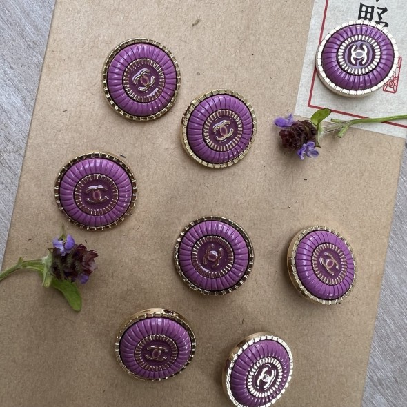 Пуговицы металлические, золотистые с яркой сиреневой эмалью, 25 мм