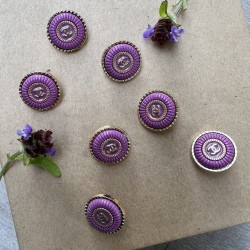 Пуговицы металлические золотистые с яркой сиреневой эмалью, 18 мм