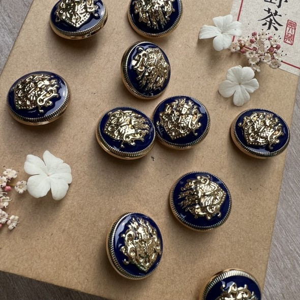 Пуговицы металлические в геральдическом стиле золотые с синей эмалью, 23 мм