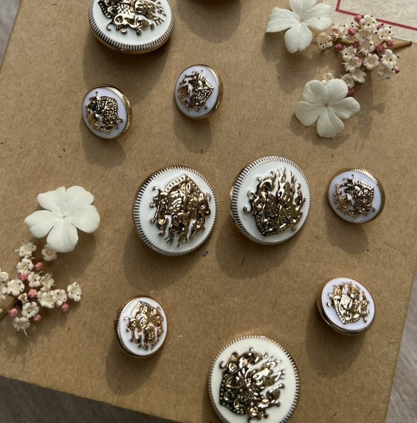 Пуговицы металлические в геральдическом стиле золотые с молочной эмалью, 23 мм