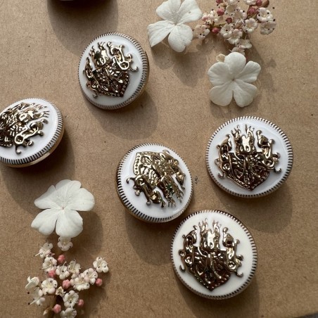 Пуговицы металлические в геральдическом стиле золотые с молочной эмалью, 23 мм