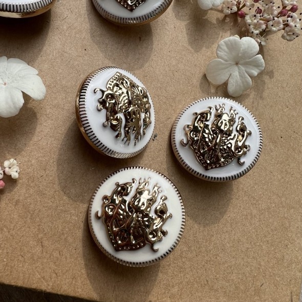 Пуговицы металлические в геральдическом стиле золотые с молочной эмалью, 23 мм