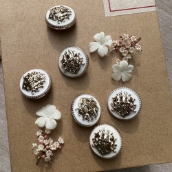 Пуговицы металлические в геральдическом стиле золотые с молочной эмалью, 23 мм