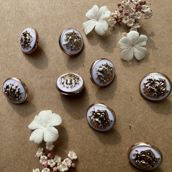 Пуговицы металлические в геральдическом стиле золотые с белой  эмалью, 18 мм