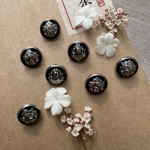 Пуговицы металлические в геральдическом стиле серебристые с чёрной эмалью, 18 мм