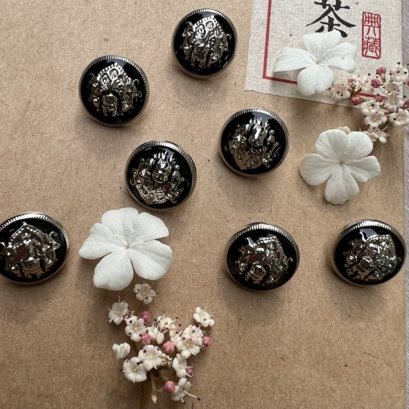 Пуговицы металлические в геральдическом стиле серебристые с чёрной эмалью, 18 мм