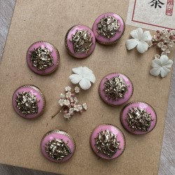 Пуговицы металлические в геральдическом стиле серебристые с розовой эмалью, 23 мм