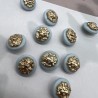 Пуговицы пластик бирюзово-голубые с золотистыми львами, 18 мм