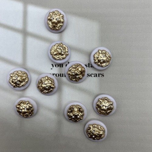 Пуговицы пластик нежно-сиреневые с золотистыми львами, 23 мм