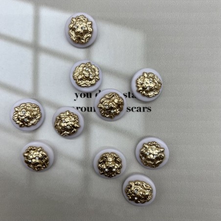 Пуговицы пластик нежно-сиреневые с золотистыми львами, 23 мм