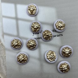 Пуговицы пластик нежно-сиреневые с золотистыми львами, 23 мм