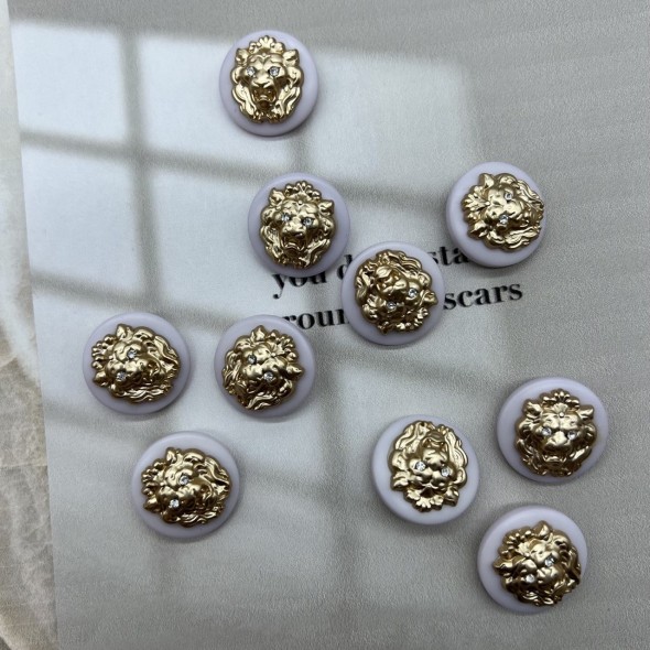 Пуговицы пластик нежно-сиреневые с золотистыми львами, 23 мм