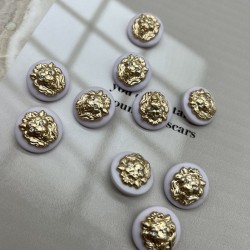 Пуговицы пластик нежно-сиреневые с золотистыми львами, 23 мм