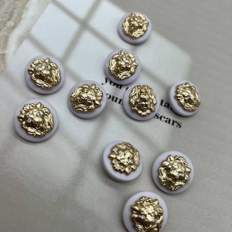 Пуговицы пластик нежно-сиреневые с золотистыми львами, 23 мм
