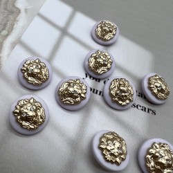 Пуговицы пластик нежно-сиреневые с золотистыми львами, 23 мм