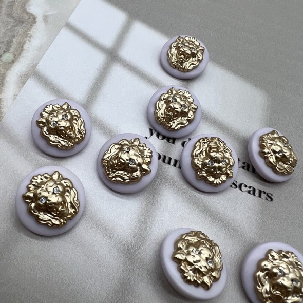 Пуговицы пластик нежно-сиреневые с золотистыми львами, 23 мм