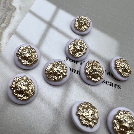 Пуговицы пластик нежно-сиреневые с золотистыми львами, 23 мм
