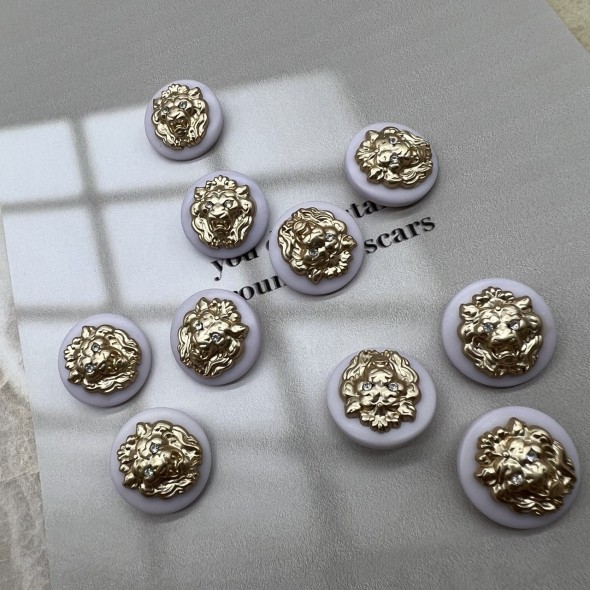 Пуговицы пластик нежно-сиреневые с золотистыми львами, 23 мм