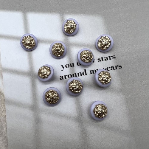 Пуговицы пластик бледно-сиреневые с золотистыми львами, 18 мм