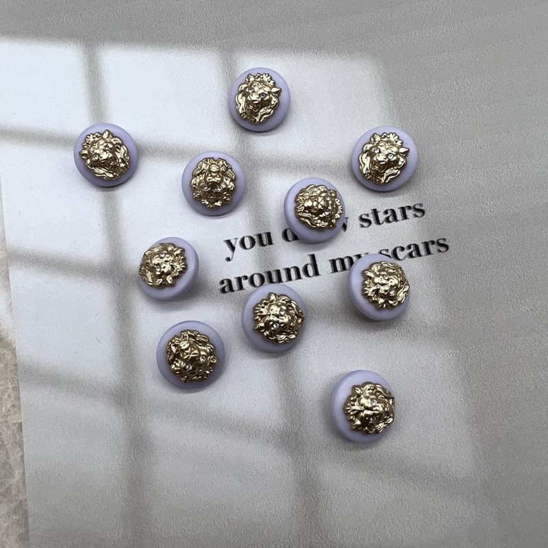 Пуговицы пластик бледно-сиреневые с золотистыми львами, 18 мм