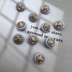 Пуговицы пластик бледно-сиреневые с золотистыми львами, 18 мм