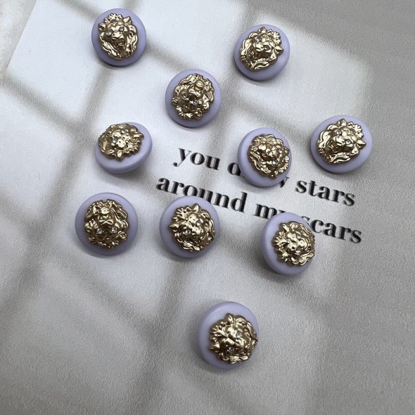 Пуговицы пластик бледно-сиреневые с золотистыми львами, 18 мм