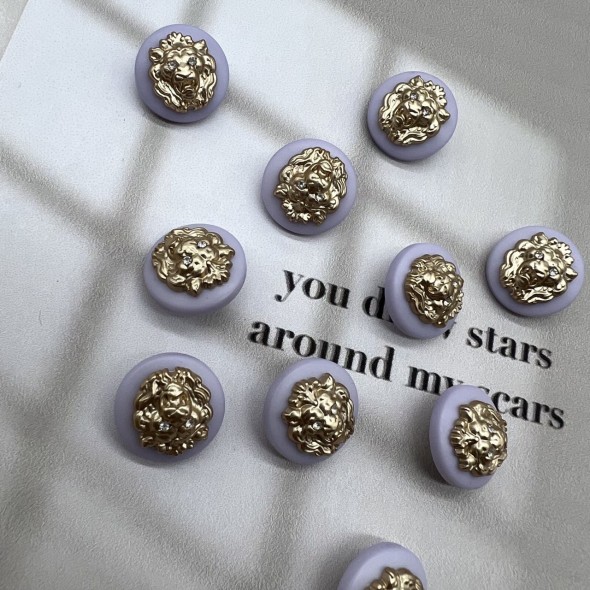 Пуговицы пластик бледно-сиреневые с золотистыми львами, 18 мм