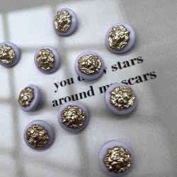 Пуговицы пластик бледно-сиреневые с золотистыми львами, 18 мм