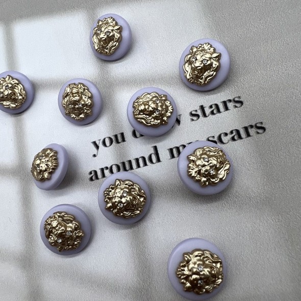 Пуговицы пластик бледно-сиреневые с золотистыми львами, 18 мм