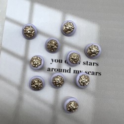 Пуговицы пластик бледно-сиреневые с золотистыми львами, 18 мм