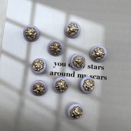 Пуговицы пластик бледно-сиреневые с золотистыми львами, 18 мм