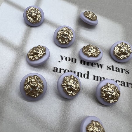 Пуговицы пластик бледно-сиреневые с золотистыми львами, 18 мм