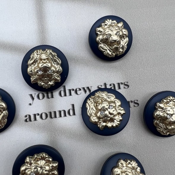 Пуговицы пластик темно-синие с золотистыми львами, 23 мм
