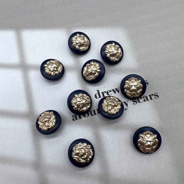 Пуговицы пластик темно-синие с золотистыми львами, 18 мм