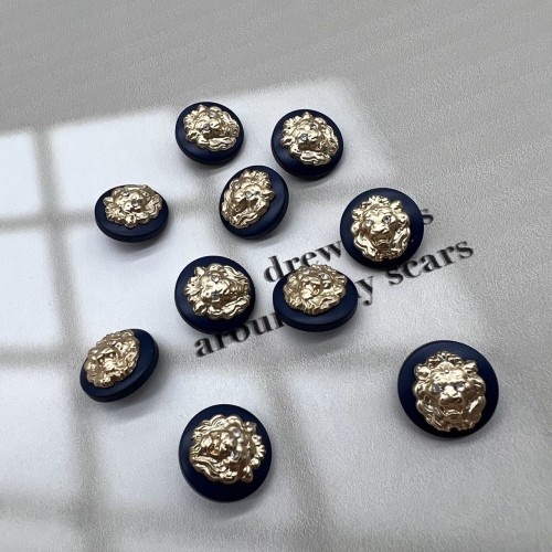 Пуговицы пластик темно-синие с золотистыми львами, 18 мм 2