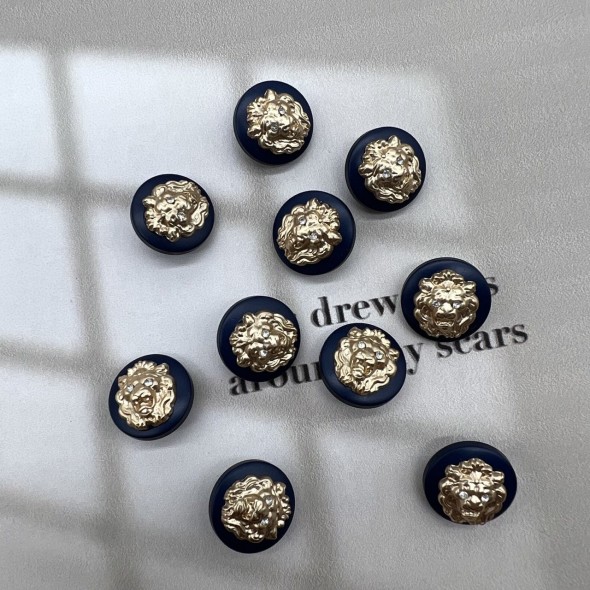 Пуговицы пластик темно-синие с золотистыми львами, 18 мм