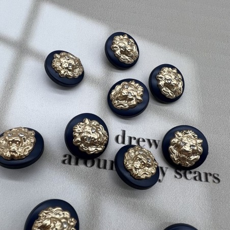 Пуговицы пластик темно-синие с золотистыми львами, 18 мм