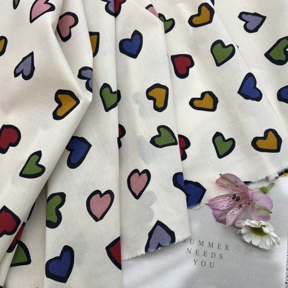 Хлопок с принтом сердечки на молочном фоне