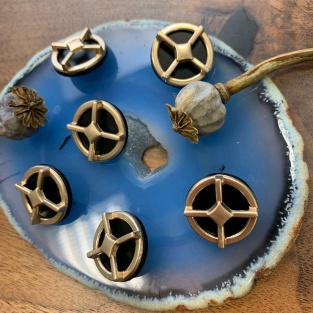 Пуговицы черные в оправе из матового золотистого металла